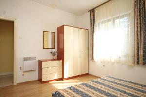 Apartments with a parking space Ugljan - 8241