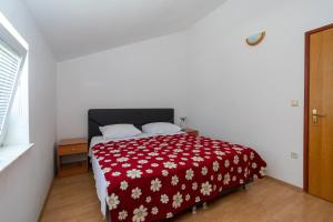 Family-friendly apartments with swimming pool Nin, Zadar - 18821