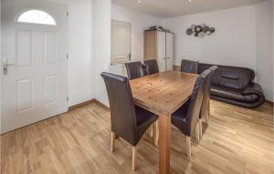 Maisons de vacances 3 Bedroom Amazing Home In Pont-saint-esprit : photos des chambres
