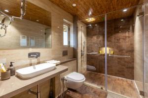 StayVistas V Square - Enjoy a pool and indoor games for a leisurely stay