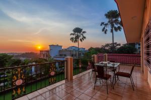 StayVistas V Square - Enjoy a pool and indoor games for a leisurely stay