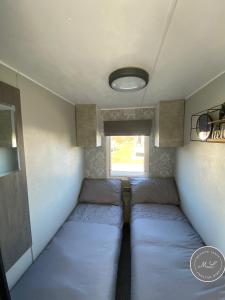 Meadow Lakes 22 - Golden Palm, pet friendly, WiFi, bed linen - Meadow Lakes Caravan & Lodge Hire