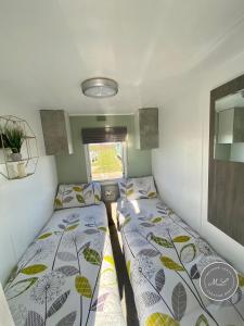 Meadow Lakes 22 - Golden Palm, pet friendly, WiFi, bed linen - Meadow Lakes Caravan & Lodge Hire