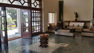 Paramount Inn