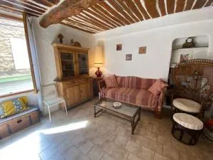 Charmante petite maison de village au centre - Correns