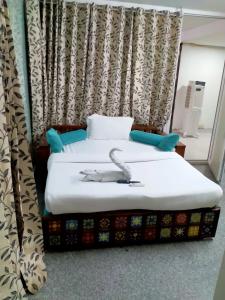 NUAB House - Near Fortis, MAX, MEDANTA, Paras Hospitals and HUDA Metro