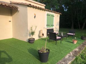 Appartements AUX PORTES DE LA CAMARGUE STUDIO BALNEO PISCINE : photos des chambres
