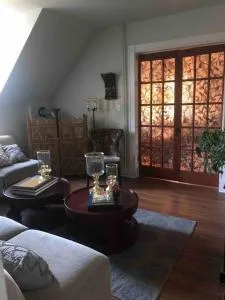 Redefined Alchemy - Bright, eclectic, pretty Apt 3E - أوتيكا