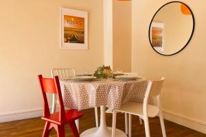 Appartements Beautiful 1950s style apartment close to the city center : photos des chambres