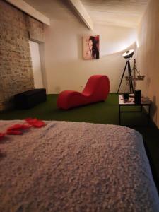 B&B / Chambres d'hotes La ptite adresse Love Room 150 M2 Piscine Interieure chauffe Privee & Spa Privee Parking Gratuit : photos des chambres