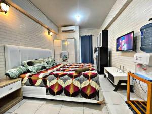 Bright Cozy Studio City View Android TV at Apt Greenbay Pluit Tower A