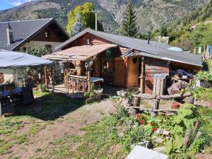 B&B / Chambres d'hotes LA CABANE, petite chambre agreable dans maison en bois : photos des chambres