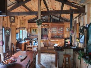 B&B / Chambres d'hotes LA CABANE, petite chambre agreable dans maison en bois : photos des chambres