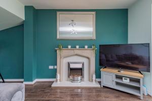 Central Townhouse Tipton - Sleeps 8 - Ideal for Contractors & Families