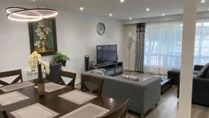 Spectacular 3 BR 2 WR House - Close to Airport - Weston