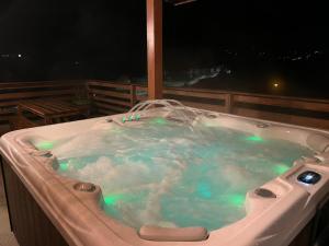 Chalets Chalet Casa de Monzel with 6-Person Jacuzzi & Panoramic View : photos des chambres