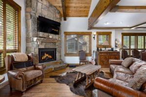 Amazing Pet-Friendly Executive Home, Ski-In Walk-Out - LR884