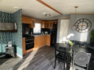 Golden Palm Resort - Palm Grove 3 - Pet friendly & WiFi - Meadow Lakes Caravan & Lodge Hire