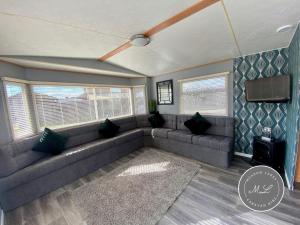 Golden Palm Resort - Palm Grove 3 - Pet friendly & WiFi - Meadow Lakes Caravan & Lodge Hire