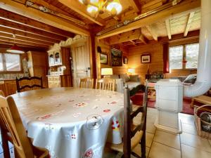 Chalets Chalet Les Carroz d'Araches, 4 pieces, 8 personnes - FR-1-572-243 : photos des chambres