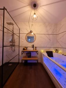 Chalets Fully renovated Chalet privatif suite romantique love balneo : photos des chambres