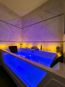 Chalets Fully renovated Chalet privatif suite romantique love balneo : photos des chambres