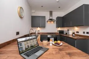 The Croston balcony apartment- Morecambe central promenade, beach front and sea views - 纽比桥