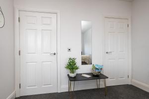 The Croston promenade balcony apartment- Morecambe central promenade, beach front and sea views