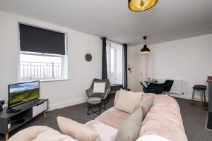The Croston promenade balcony apartment- Morecambe central promenade, beach front and sea views