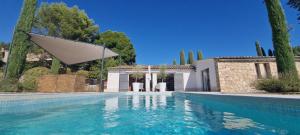 Les Cerisiers chez Bert climatisé, Piscine chauffée, lit King size