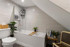 Beach access, Modern & Spacious 2 bed Apartment By The Sea, free parking, wifi, netflix