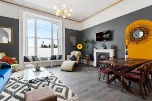 Beach access, Modern & Spacious 2 bed Apartment By The Sea, free parking, wifi, netflix - 廷茅斯