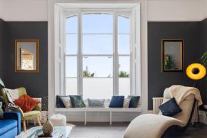 Beach access, Modern & Spacious 2 bed Apartment By The Sea, free parking, wifi, netflix