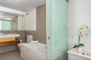 Sunny terrace with Jacuzzi in El Higueron by Costarentals - Ref 26