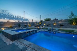 Heated Pool & Spa - Winterhavens Oasis