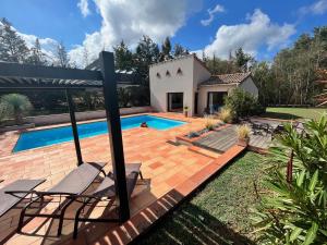 Maisons d'hotes La Maisonnette d'Entourettes : Chambre Double - Vue sur Piscine