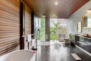 Wahyu wonderful 4Bd villa with huge garden and 2 pools