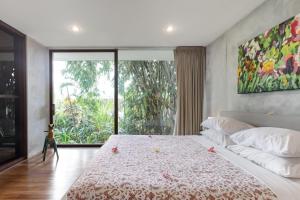 Wahyu wonderful 4Bd villa with huge garden and 2 pools