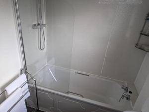 Central 1-Bed Apt Sleeps 4 5 mins to Station