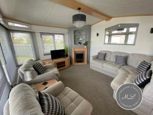 Sherwood 472 - central heating, Pet friendly, WiFi, bed linen - Golden Palm Resort - Meadow Lakes Caravan & Lodge Hire