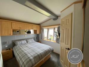 Sherwood 472 - central heating, Pet friendly, WiFi, bed linen - Golden Palm Resort - Meadow Lakes Caravan & Lodge Hire