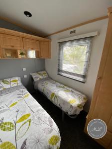 Sherwood 472 - central heating, Pet friendly, WiFi, bed linen - Golden Palm Resort - Meadow Lakes Caravan & Lodge Hire