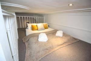 Well Appointed Garden Condo in Kensington Olympia