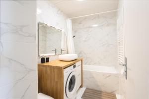 Renovated apartment metro, parking included, near Porte Versaille