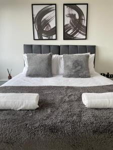 Premier Suite- Bedford city centre with free gym & parking