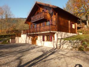 Chalet confortable avec 4 chambres, cheminée, grand terrain, proche pistes et lac - FR-1-589-107
