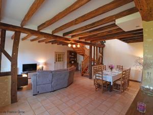 Maisons de vacances Gite Le Pin-la-Garenne, 4 pieces, 8 personnes - FR-1-497-155 : photos des chambres