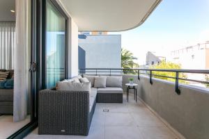 Chic 2-Bed Apartment with Balcony Near Coogee Beach