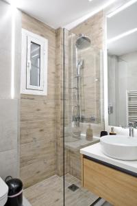 Elegant Big Apartment in Athens Center With Balcony