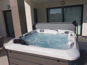 NEW Stunning ground floor Apartment with Jacuzzi